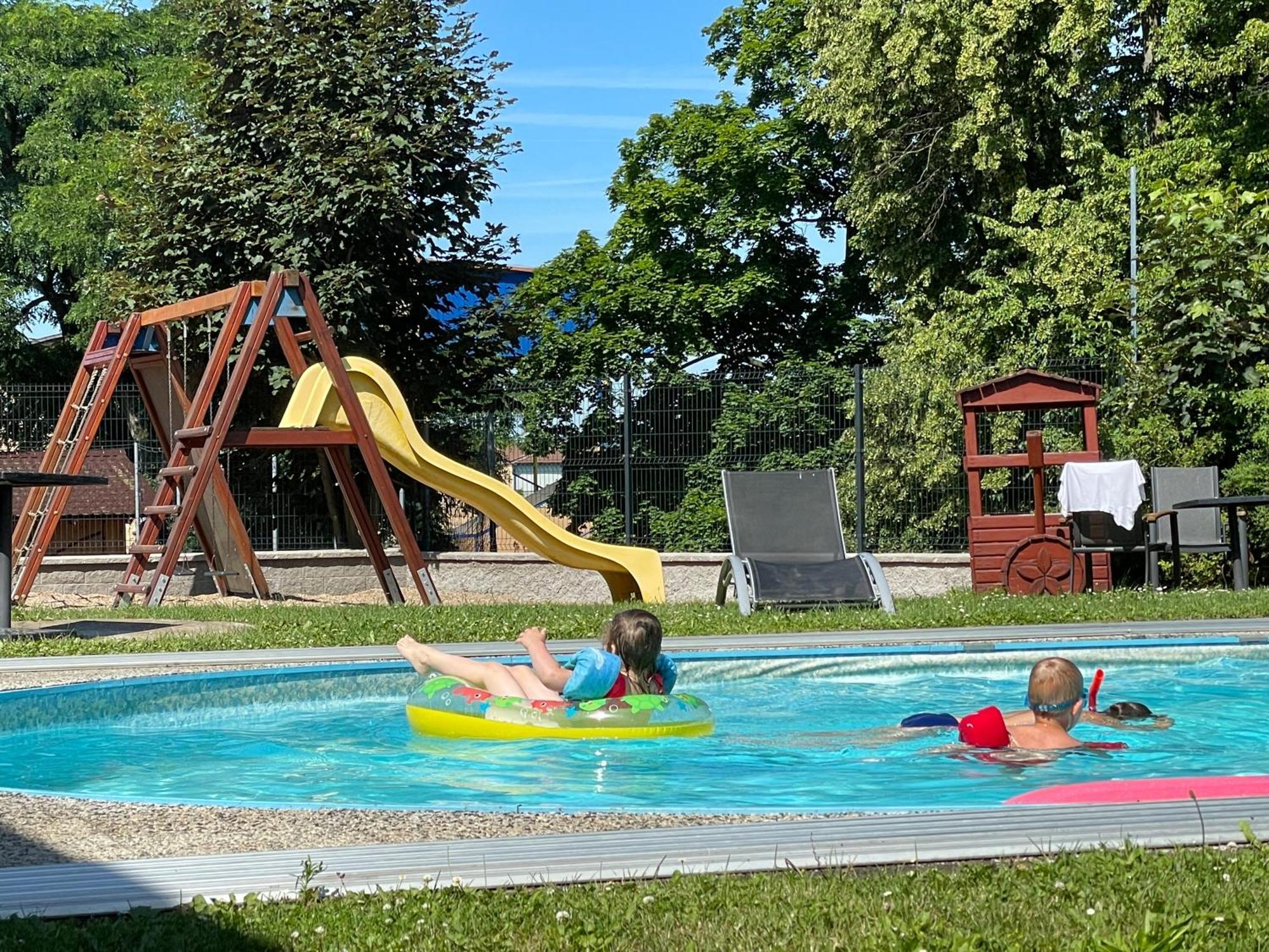 Benica Otel Benesov  Dış mekan fotoğraf